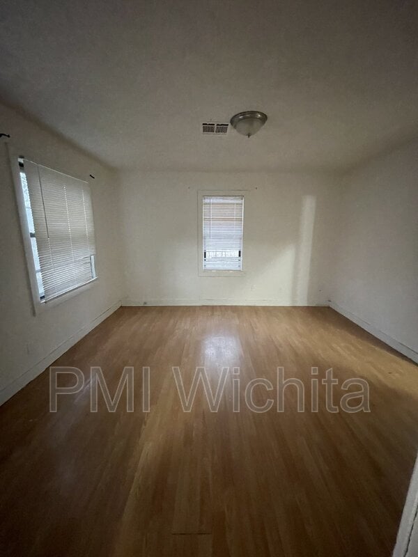 Building Photo - 420 S Kessler St