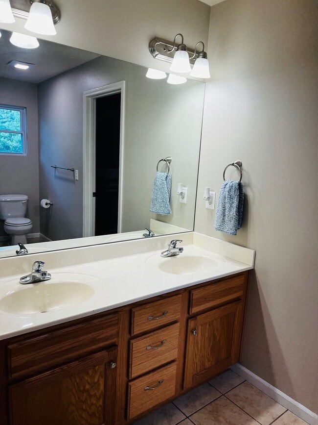 Building Photo - Charming 3-Bedroom Home with Modern Amenities and Elegant Finishes