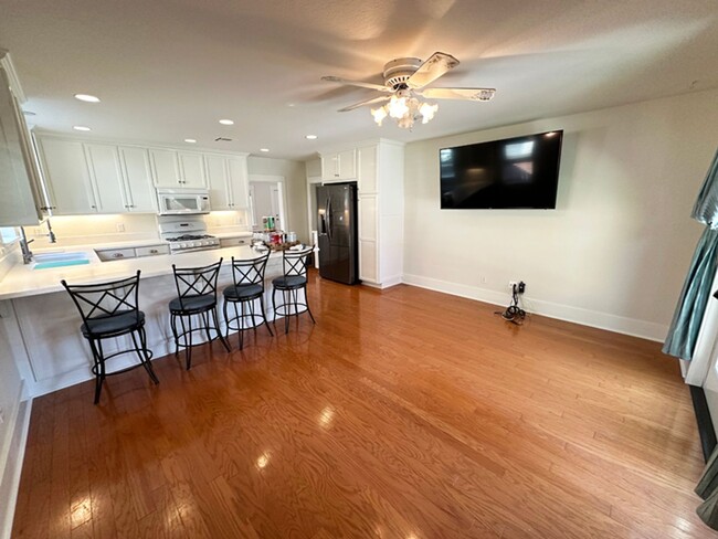 Building Photo - 3 Bdrm/1.5 Bath Craftsman Home in Downtown...