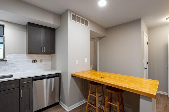 Building Photo - 2200 Bushnell Dr