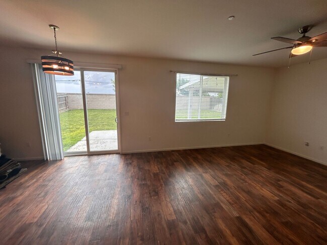 Building Photo - Don't miss this out 3 bedroom 2 bath with solar in Hanford!
