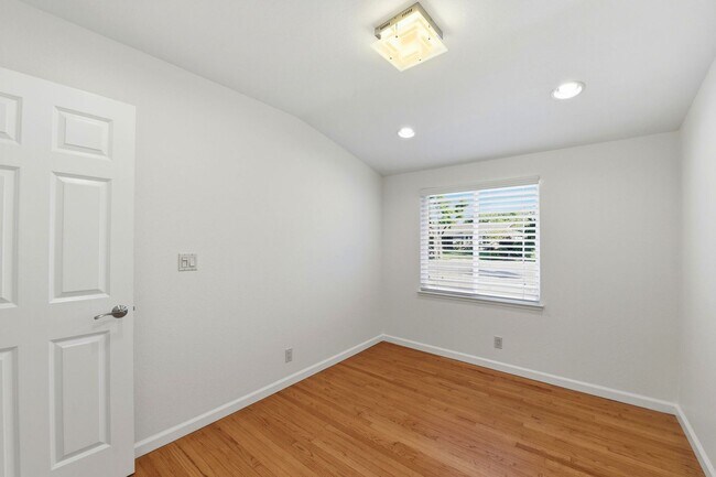 Building Photo - Move-In Ready Blossom Hill Gem – New Bathrooms and many upgrades!