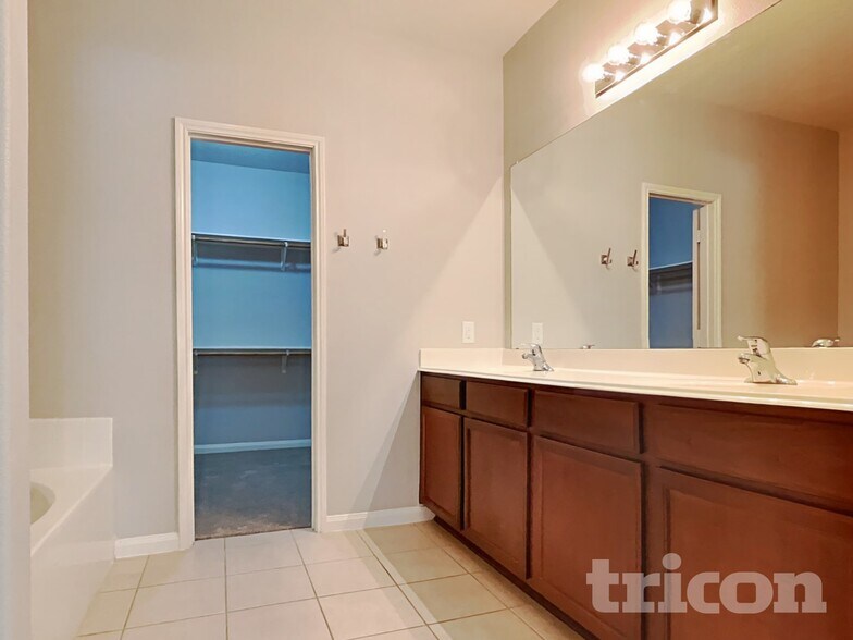 Building Photo - 30906 Sweetwater Cir
