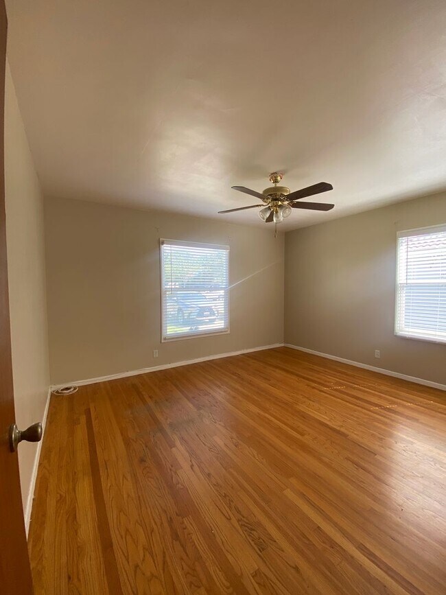 Building Photo - 3 Bedroom Single Story Ontario