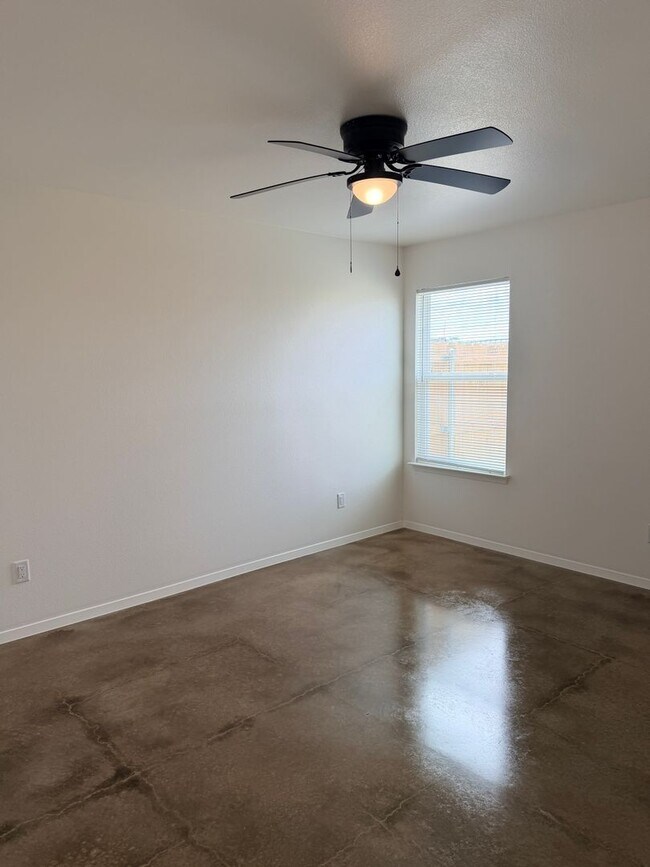 Building Photo - 983 Cline Dr