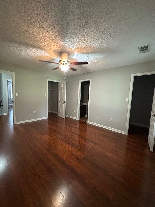Building Photo - 2 bedroom, 2 1/2 bathroom condo