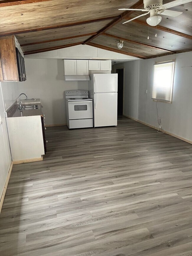 Building Photo - 2 BEDROOM 1 BATH MOBILE HOME - $750 MONTH, $750 DEPOSIT