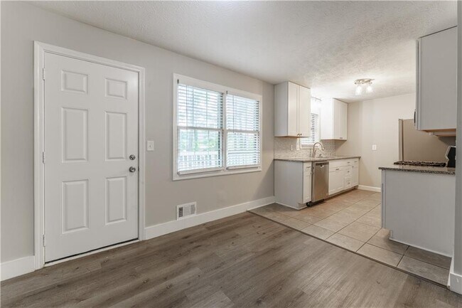 Building Photo - 5700 Tracy Dr SE