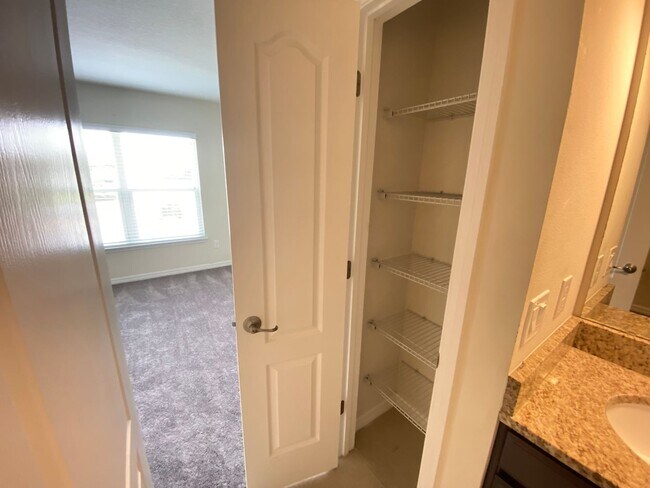Building Photo - Beauiful Townhome in Tuscany Place. This i...