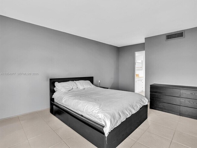 Building Photo - 3675 N Country Club Dr