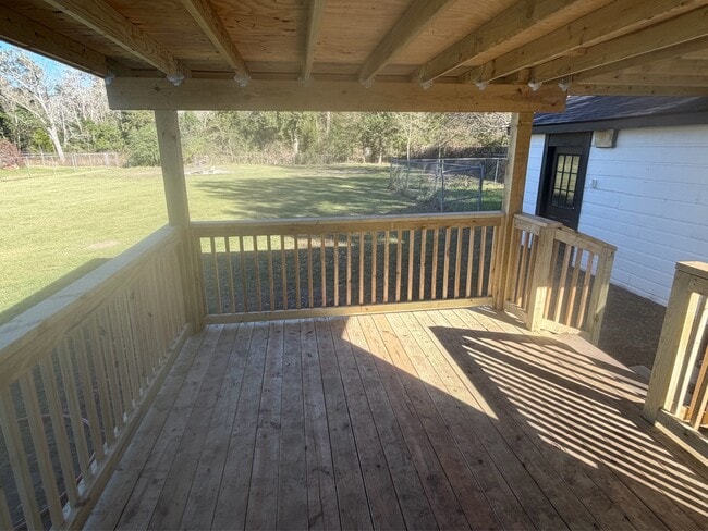 Building Photo - 340 Meadow Dr