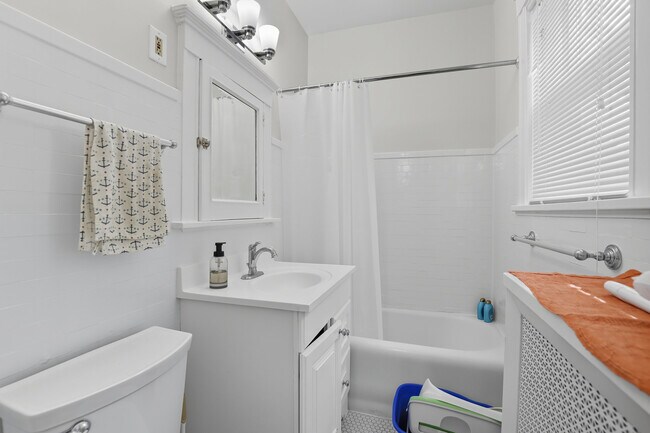 Building Photo - 935 Judson Ave
