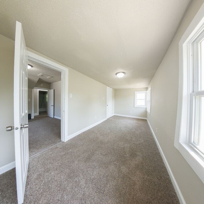 Building Photo - Updated 3 Bedroom 1,800 SQFT Home for Rent