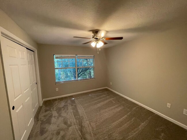 Building Photo - 2 bedroom 2.5 bath Townhome with 1 car att...