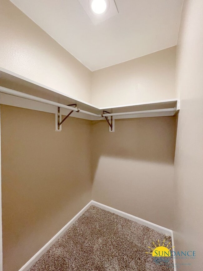 Building Photo - Beautiful 3 Bedroom Townhouse Close to Both Bases!