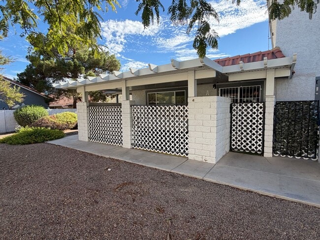 Building Photo - 1133 Willow Tree Dr