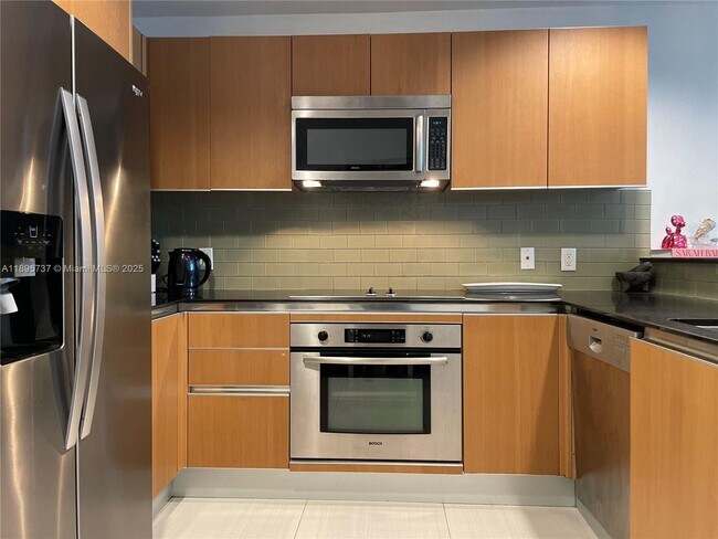 Building Photo - 1060 Brickell Ave