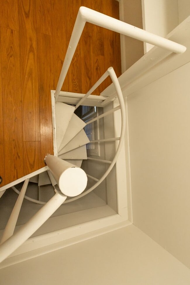 Building Photo - Ski season special, Month to month lease- ...