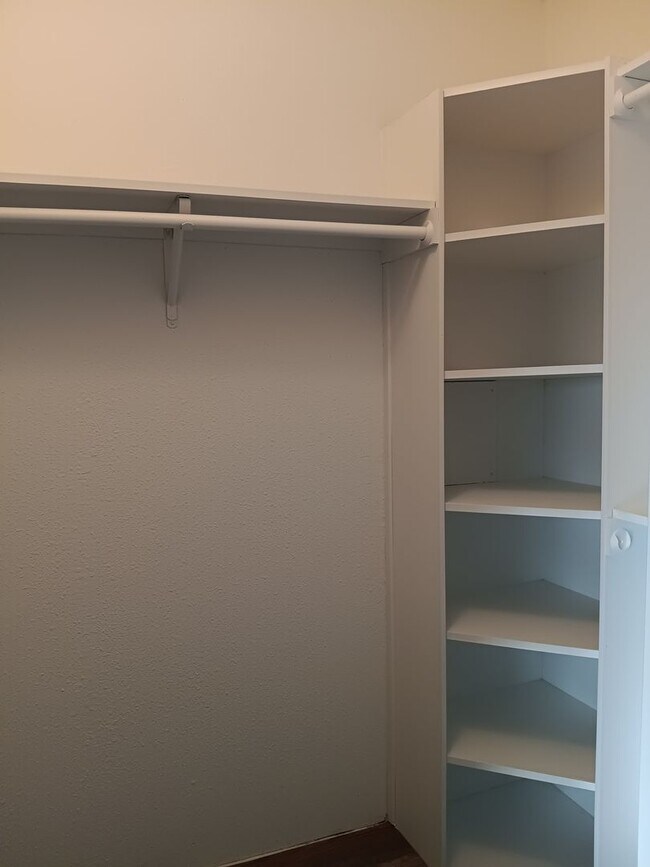 Building Photo - Country Living In The Independence Area Is...