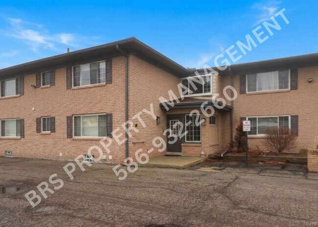 Building Photo - Upper end-unit condo in desirable Rochester Hills