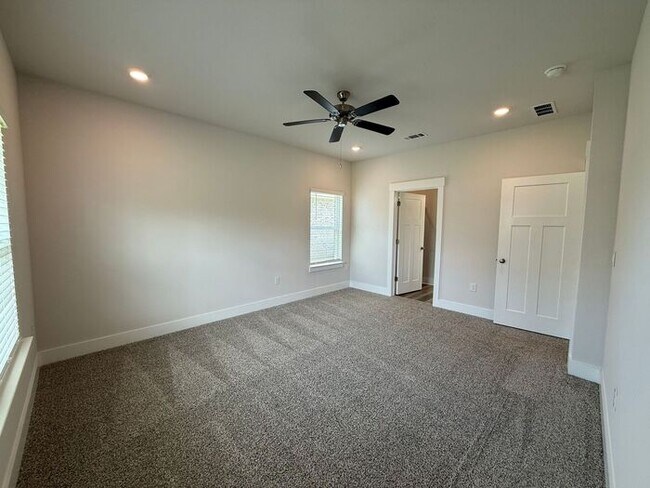 Building Photo - Gulf Breeze - Deer Ridge Crossing - 4 bedroom, 2.5 bathroom - New Construction
