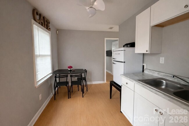 Building Photo - 316 Skyland Ave