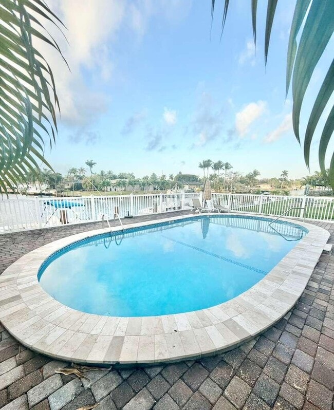 Building Photo - 1004 Pine Dr