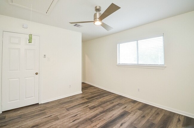 Building Photo - 15614 Dawnbrook Dr