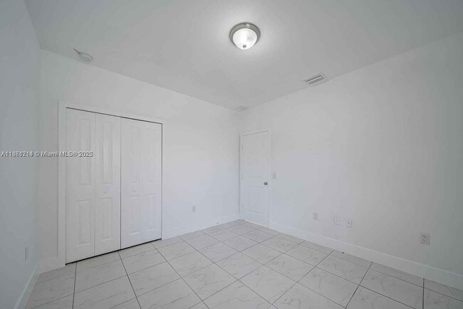Building Photo - 14750 NE 7th Ave
