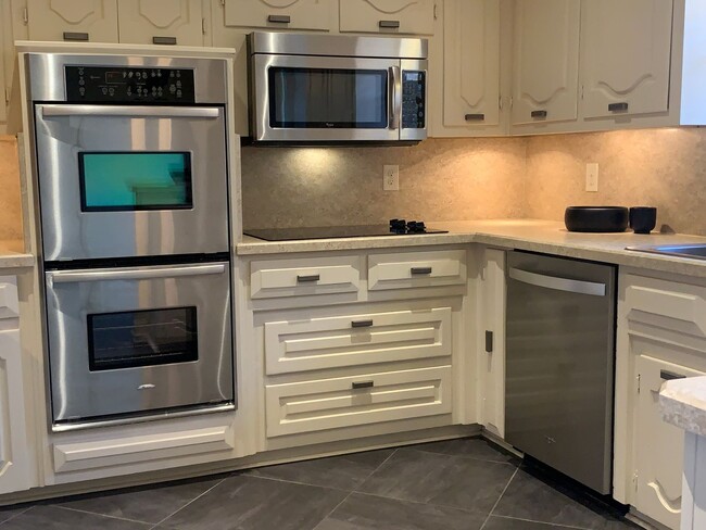 Building Photo - Charming Custom Duplex in Prestigious Pres...