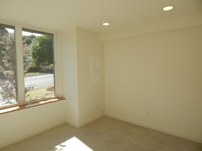 Building Photo - 3 bd 2 bath Lower Queen Anne townhouse, close to SPU
