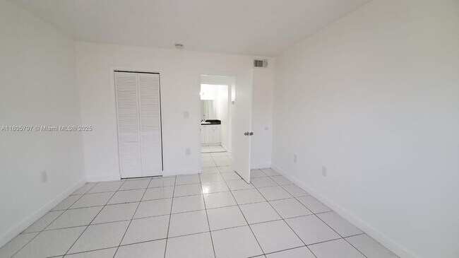 Building Photo - 1008 NW 45th Ave