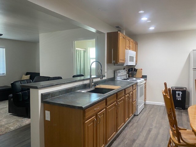 Kitchen with bar counter - 6044 E Highway 20