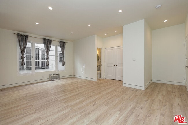 Building Photo - 7223 Willoughby Ave