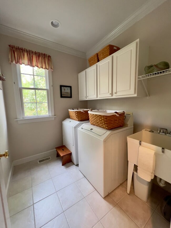 Building Photo - Stunning 5 bedroom 3 bath Carrboro Home with Fenced Yard and Hot Tub!