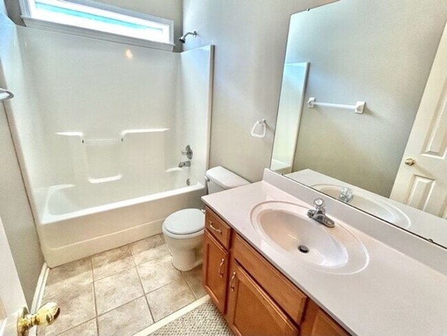 Building Photo - Now leasing a spacious 3 bedroom 2 bath ho...