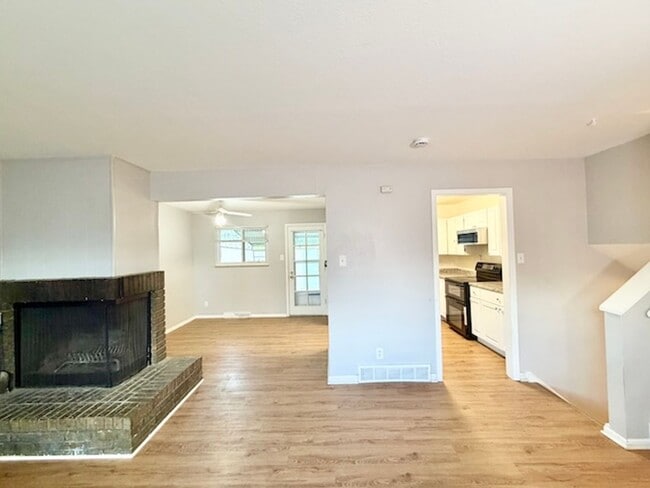 Building Photo - 387 S Queen Cir