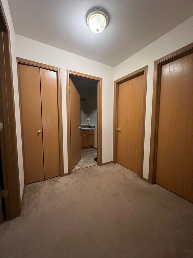Building Photo - 3BD/2.75BA Duplex. Pet Friendly!