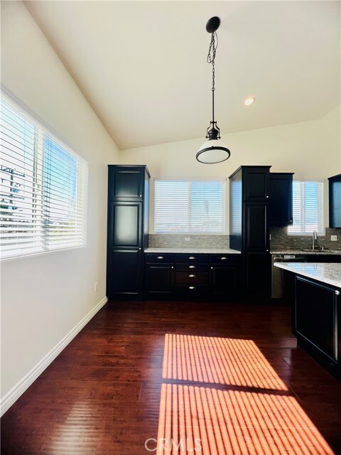 Building Photo - 10805 Pine St