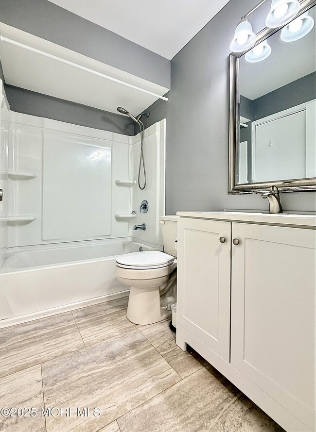 Building Photo - 304 Wellington Pl