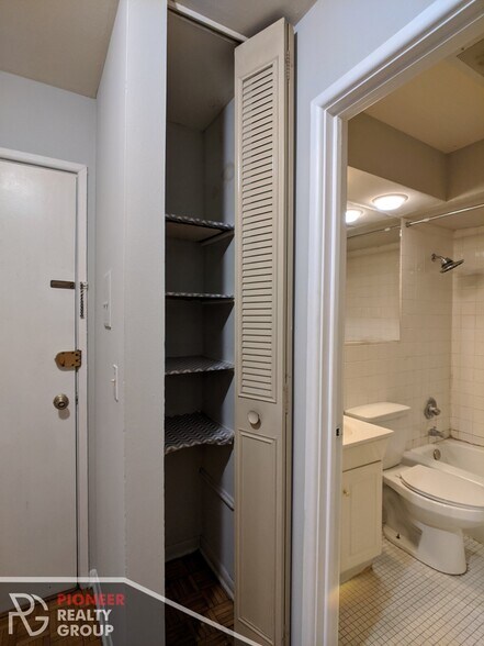 Building Photo - 502 W Briar Pl