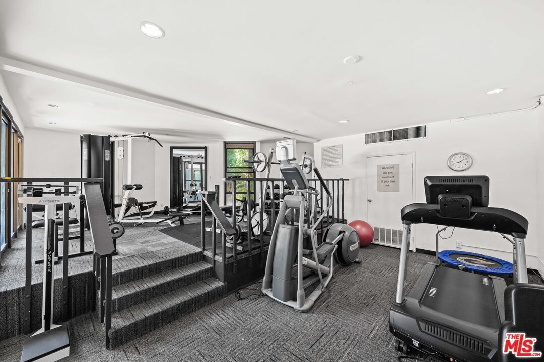 Building Photo - 950 N Kings Rd