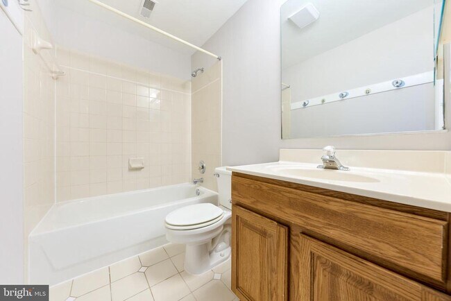 Building Photo - 685 Springhouse Square SE