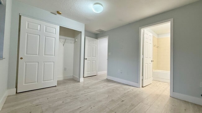 Building Photo - Spacious 3/3 Townhouse with Lake View – Sa...