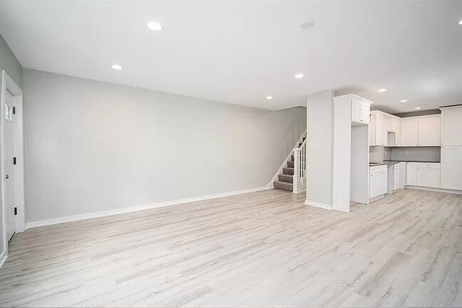 Building Photo - 1124 Voskamp St
