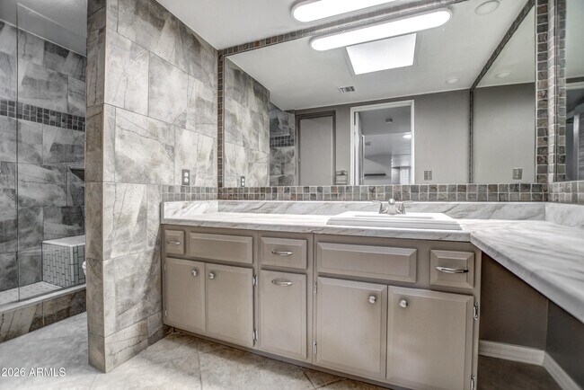 Building Photo - 8647 E Devonshire Ave