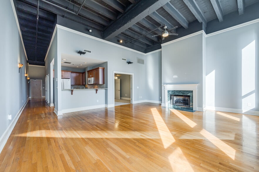 Building Photo - 127 N Tryon St