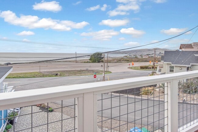 Building Photo - Cayucos living (2 Bedroom + bonus room)