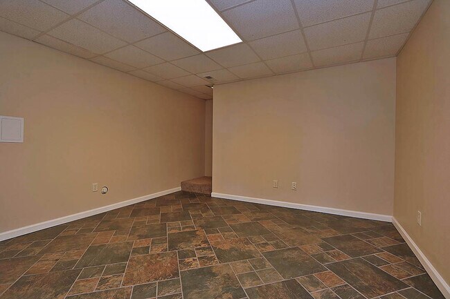 Building Photo - 4 Bedroom House Close to Campus