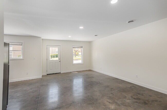 Building Photo - Newly Built 3-bedroom 2 bath Duplex $2200/...